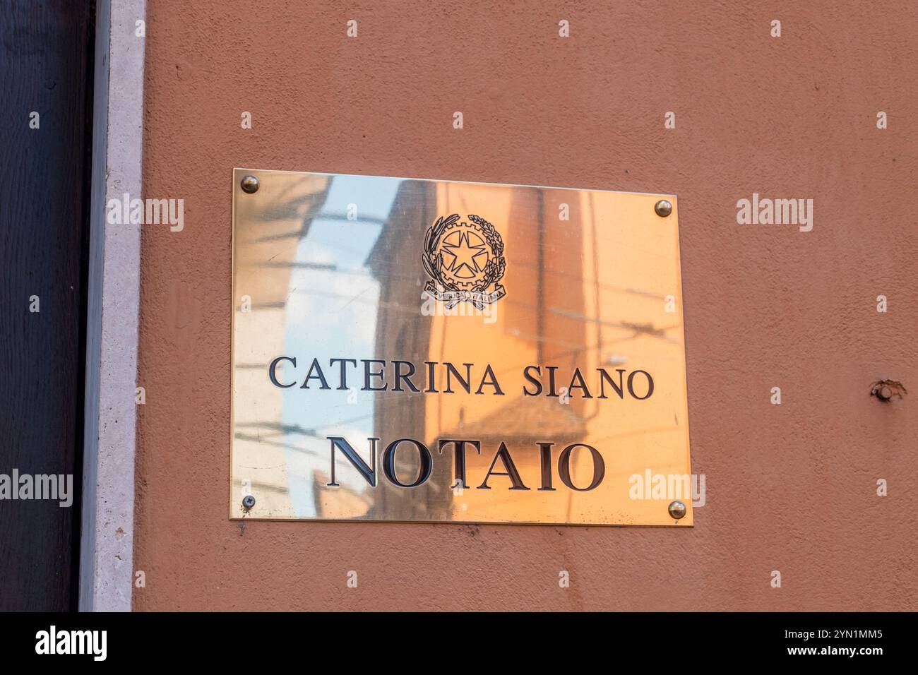 Modena, Italia - 6 settembre 2024: Targa con emblema della Repubblica Italiana. Foto Stock
