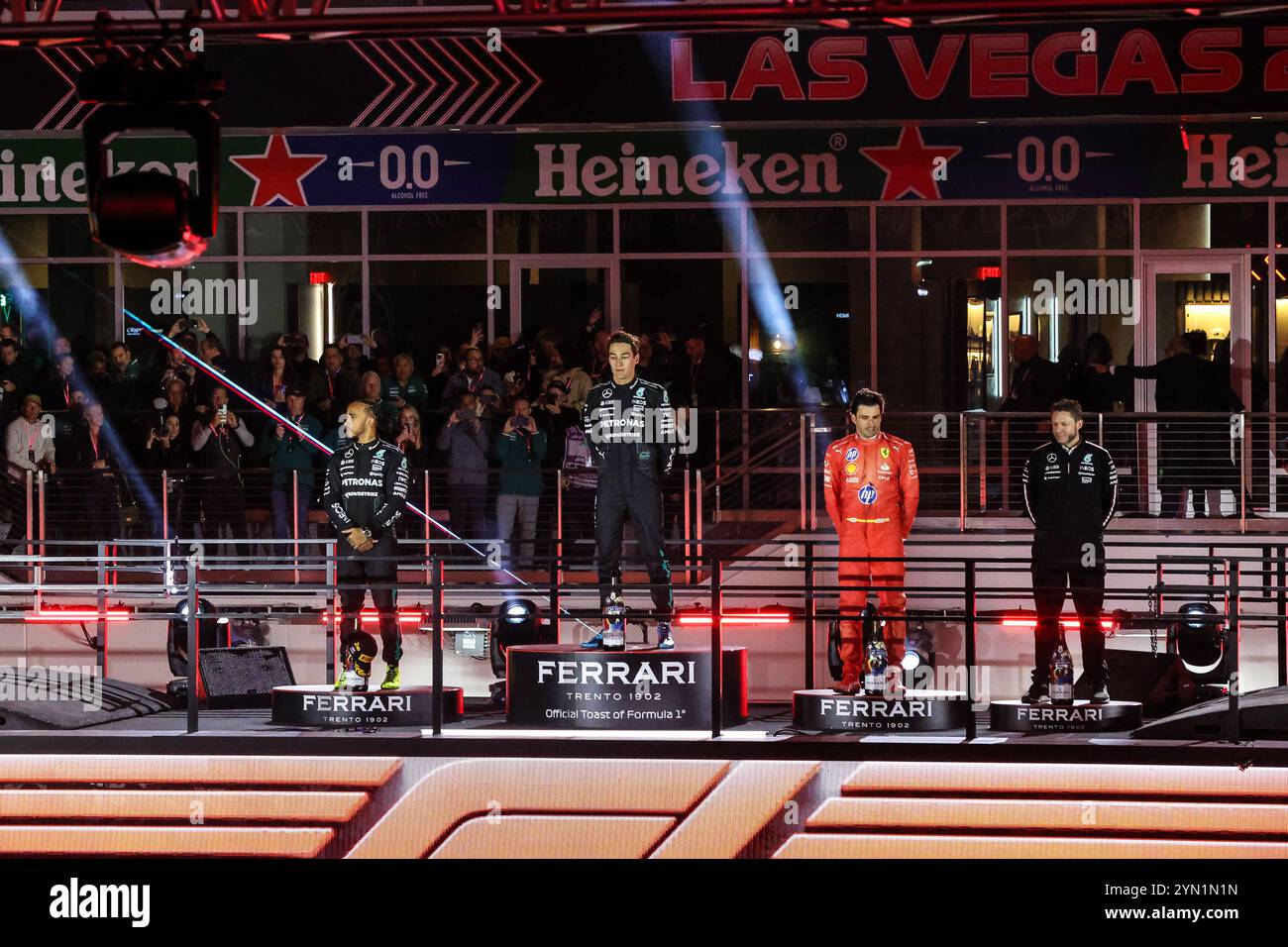 Las Vegas, Nevada, Stati Uniti. 23 novembre 2024. I piloti vincenti salgono sul podio alla conclusione del Gran Premio d'Argento di Formula 1 Heineken Las Vegas 2024 sul Las Vegas Street Circuit di Las Vegas, Nevada. Christopher Trim/CSM/Alamy Live News Foto Stock