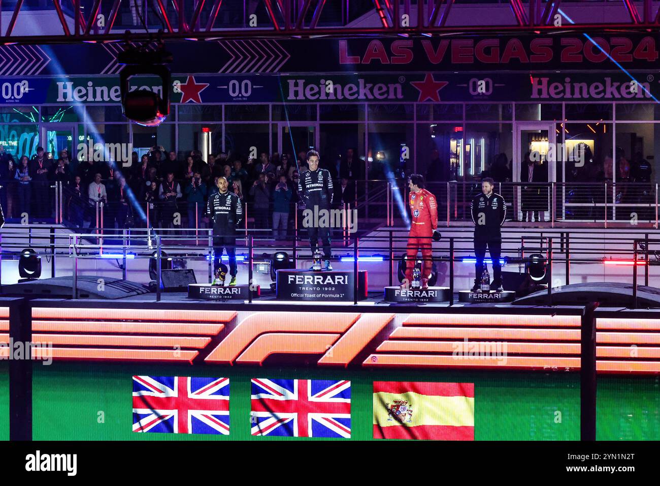 Las Vegas, Nevada, Stati Uniti. 23 novembre 2024. I piloti vincenti salgono sul podio alla conclusione del Gran Premio d'Argento di Formula 1 Heineken Las Vegas 2024 sul Las Vegas Street Circuit di Las Vegas, Nevada. Christopher Trim/CSM/Alamy Live News Foto Stock