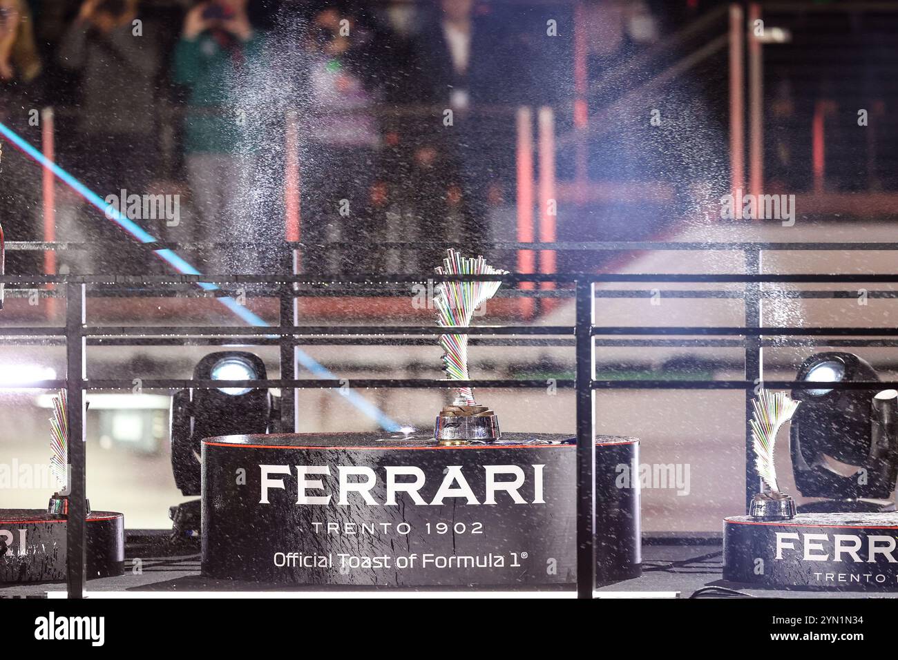 Las Vegas, Nevada, Stati Uniti. 23 novembre 2024. Una nebbia di champagne copre i trofei del campionato al termine del Gran Premio d'Argento di Las Vegas 2024 di Formula 1 sul Las Vegas Street Circuit di Las Vegas, Nevada. Christopher Trim/CSM/Alamy Live News Foto Stock