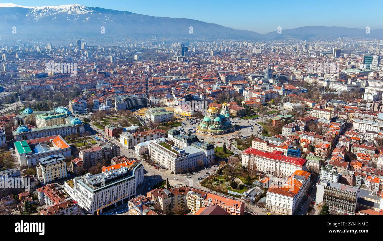 Veduta aerea dell'iconica cattedrale Alexander Nevsky di Sofia in un pittoresco paesaggio urbano, con viste sulle montagne che offrono uno sfondo sereno Foto Stock