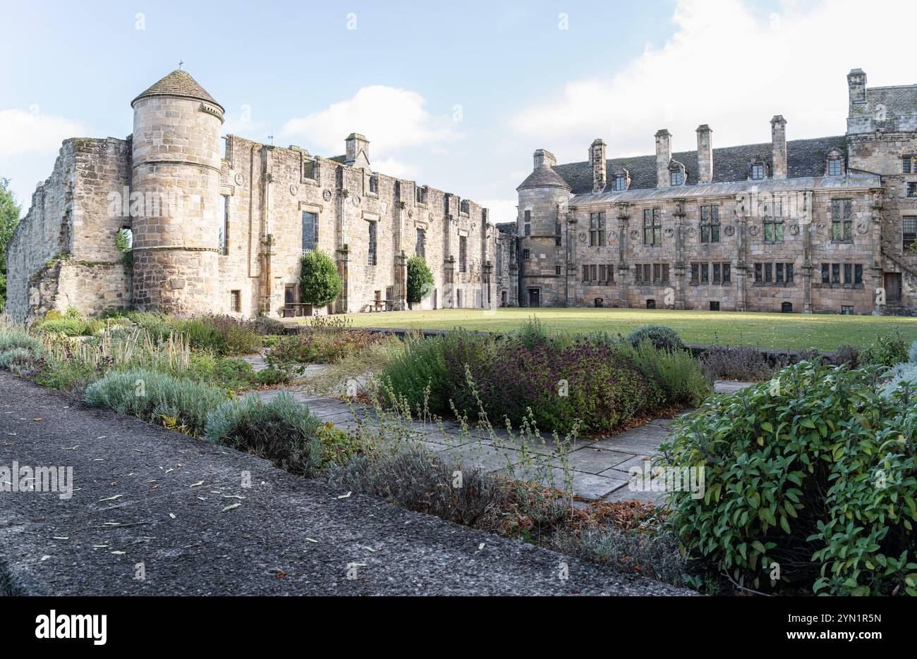 Falkland Palace dal giardino posteriore, Cupar, Fife, Scozia, Regno Unito Foto Stock