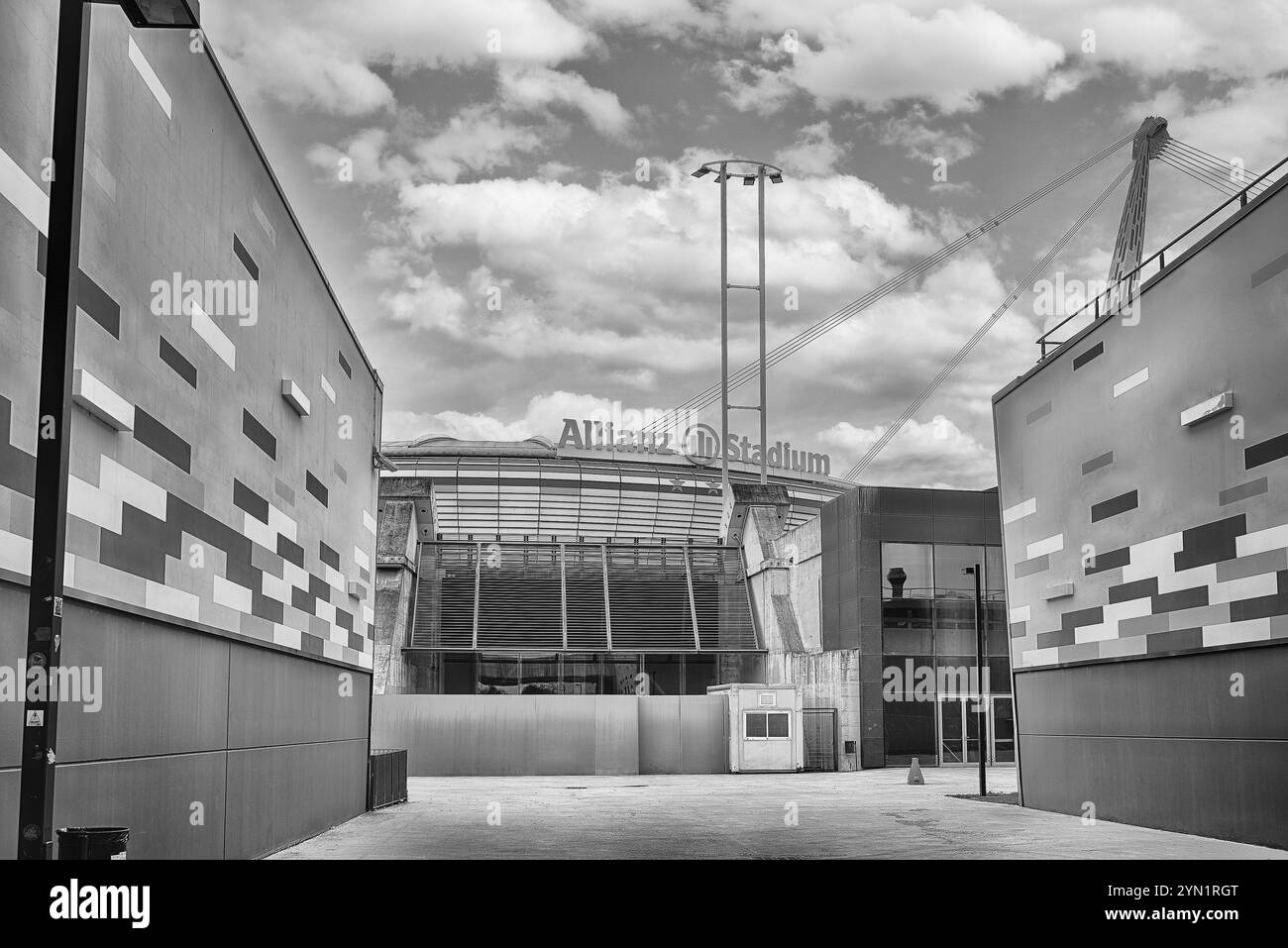 TORINO, ITALIA - 12 NOVEMBRE 2024: Facciata moderna dello Stadio Juventus Allianz, sede della Juventus Football Club, con colori della bandiera italiana, a Torino, Foto Stock