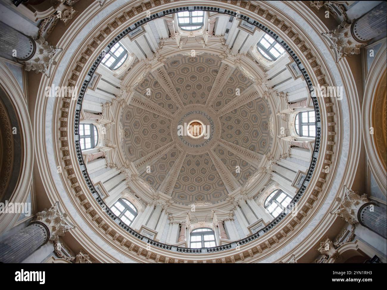 TORINO, ITALIA - 12 NOVEMBRE 2024: Guardando verso l'alto gli intricati dettagli e la grandiosità della cupola all'interno della Basilica di Superga a Torino, Italia, evoca Foto Stock