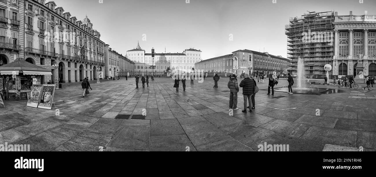 TORINO, ITALIA - 11 NOVEMBRE 2024: I turisti camminano in piazza Castello con Palazzo reale e Teatro Regio di Torino Foto Stock