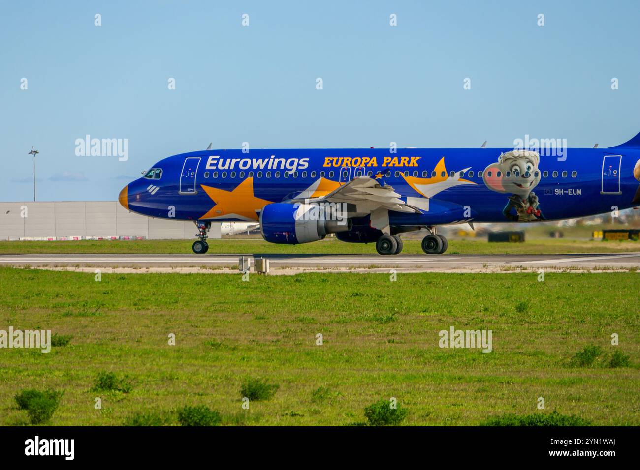 Eurowings airbus a320 con rullaggio della livrea del parco Europa all'aeroporto humberto delgado di lisbona Foto Stock