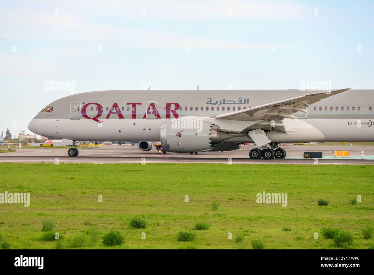 Qatar Airways boeing 787 dreamliner che rullano sulla pista dell'aeroporto humberto delgado di lisbona Foto Stock