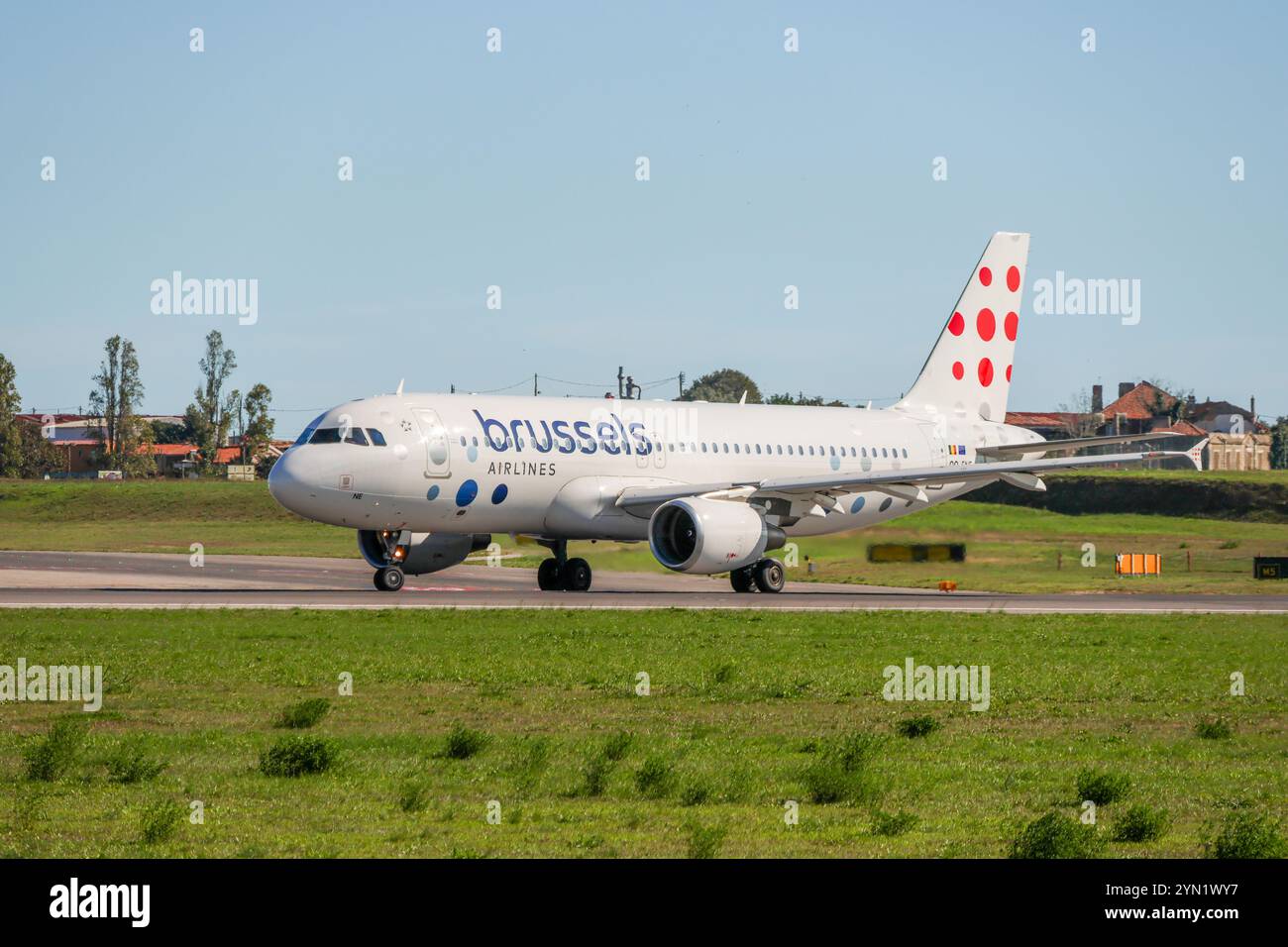 Compagnie aeree di Bruxelles airbus a320 che rullano sulla pista dell'aeroporto humberto delgado di lisbona in portogallo Foto Stock