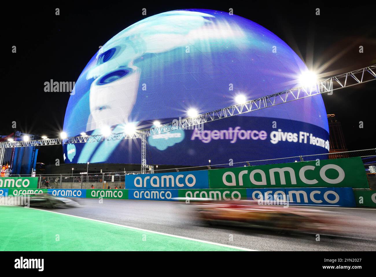 Las Vegas, Nevada, Stati Uniti. 23 novembre 2024. Le auto accelerano dalla sfera durante il Gran Premio d'argento di Las Vegas 2024 di Formula 1 Heineken sul Las Vegas Street Circuit di Las Vegas, Nevada. Christopher Trim/CSM/Alamy Live News Foto Stock