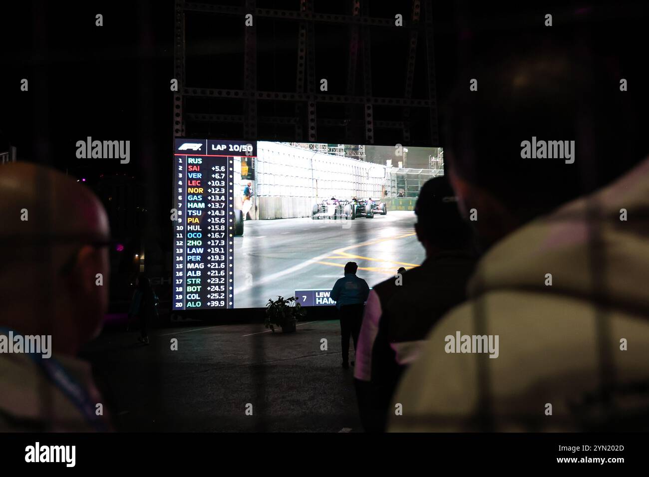 Las Vegas, Nevada, Stati Uniti. 23 novembre 2024. I fan guardano un grande schermo video durante il Gran Premio d'Argento di Las Vegas 2024 di Formula 1 sul Las Vegas Street Circuit di Las Vegas, Nevada. Christopher Trim/CSM/Alamy Live News Foto Stock