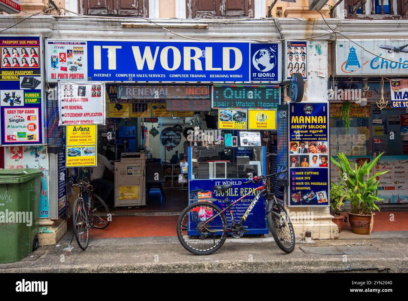 Un one-stop shop a Little India, Singapore, che vende o fornisce un servizio per quasi tutto Foto Stock