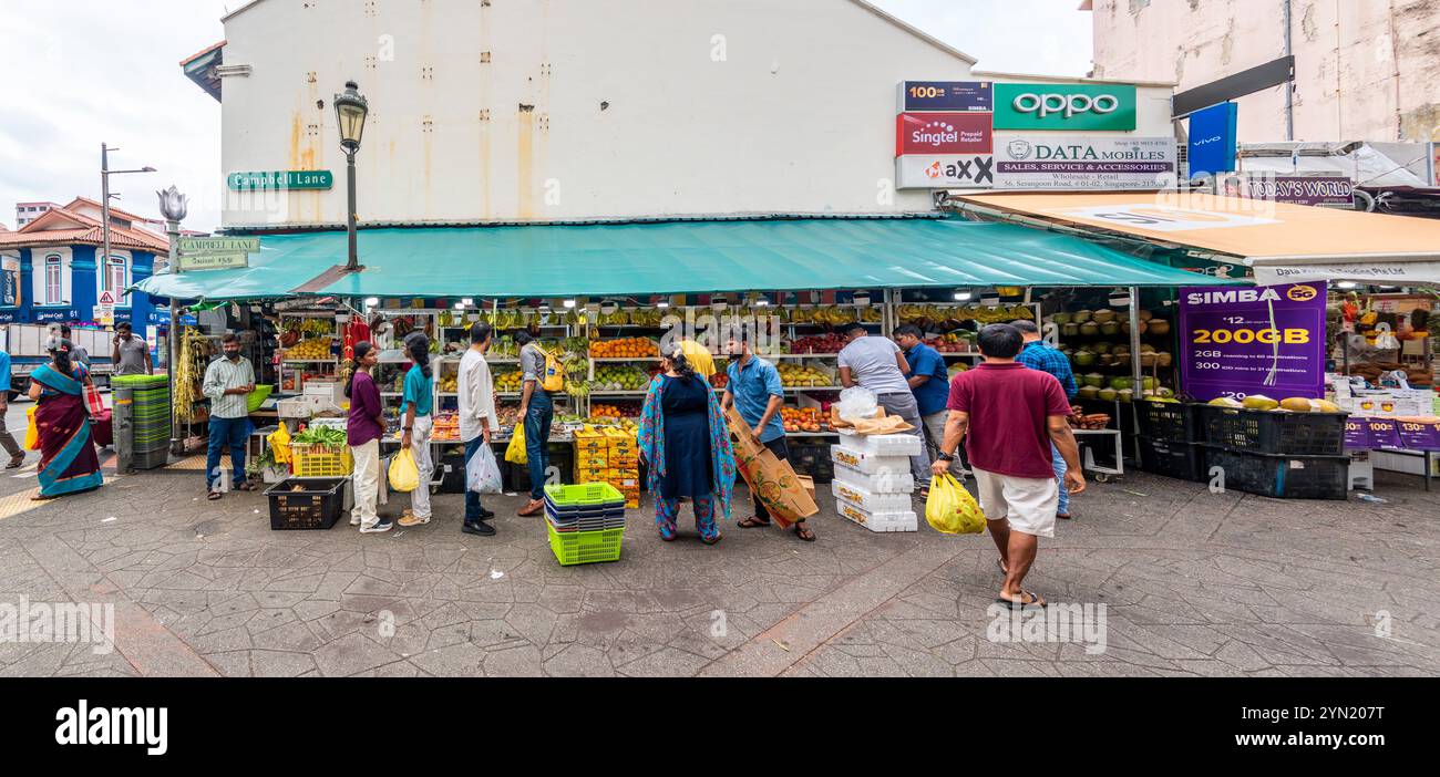 Un'immagine panoramica della gente indiana che vende e acquista frutta e verdura fresca da una stalla a Campbell Lane, Little India, a Singapore Foto Stock