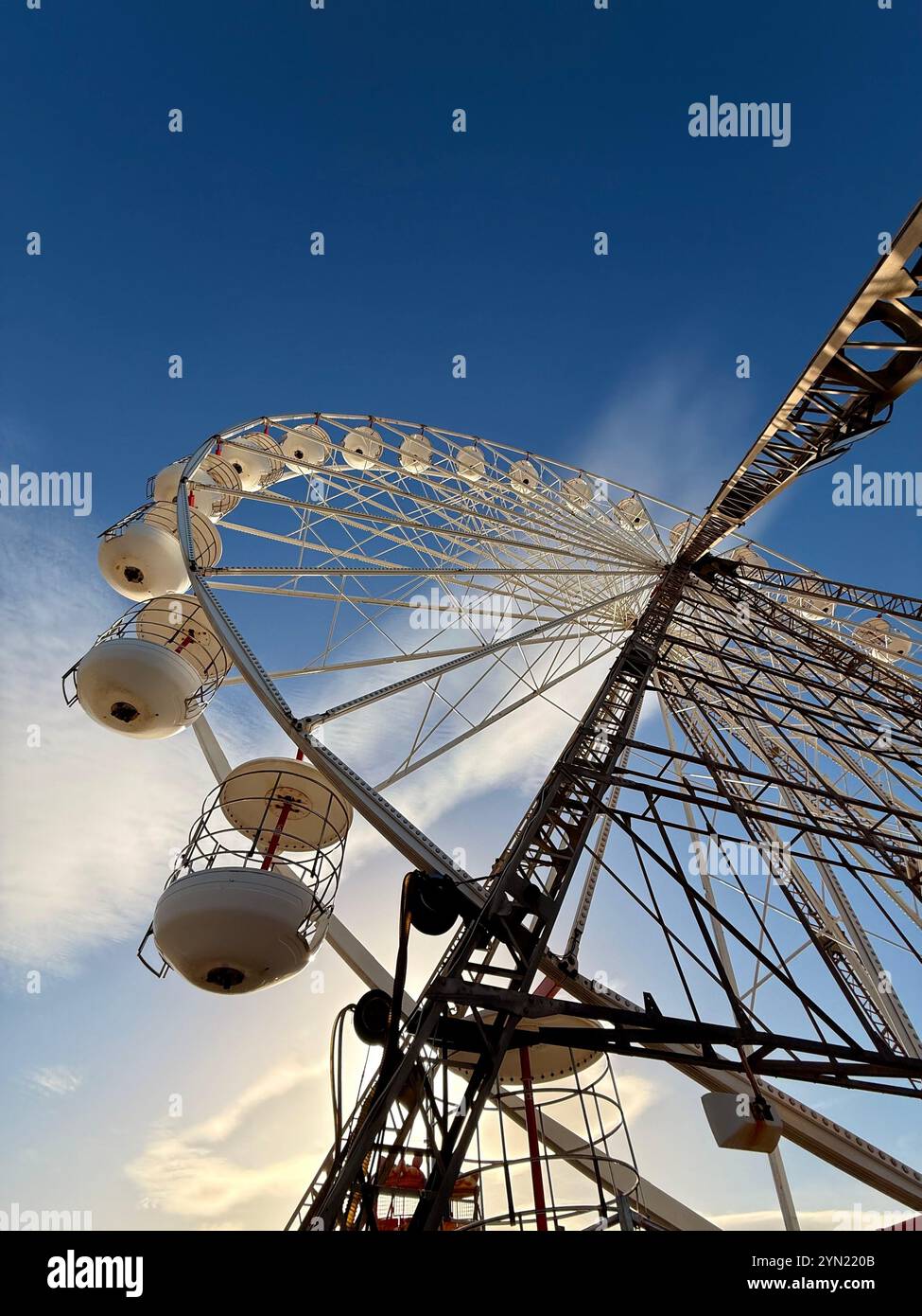 Guardando in alto la struttura della grande ruota (ruota panoramica) sul molo centrale, Blackpool Foto Stock