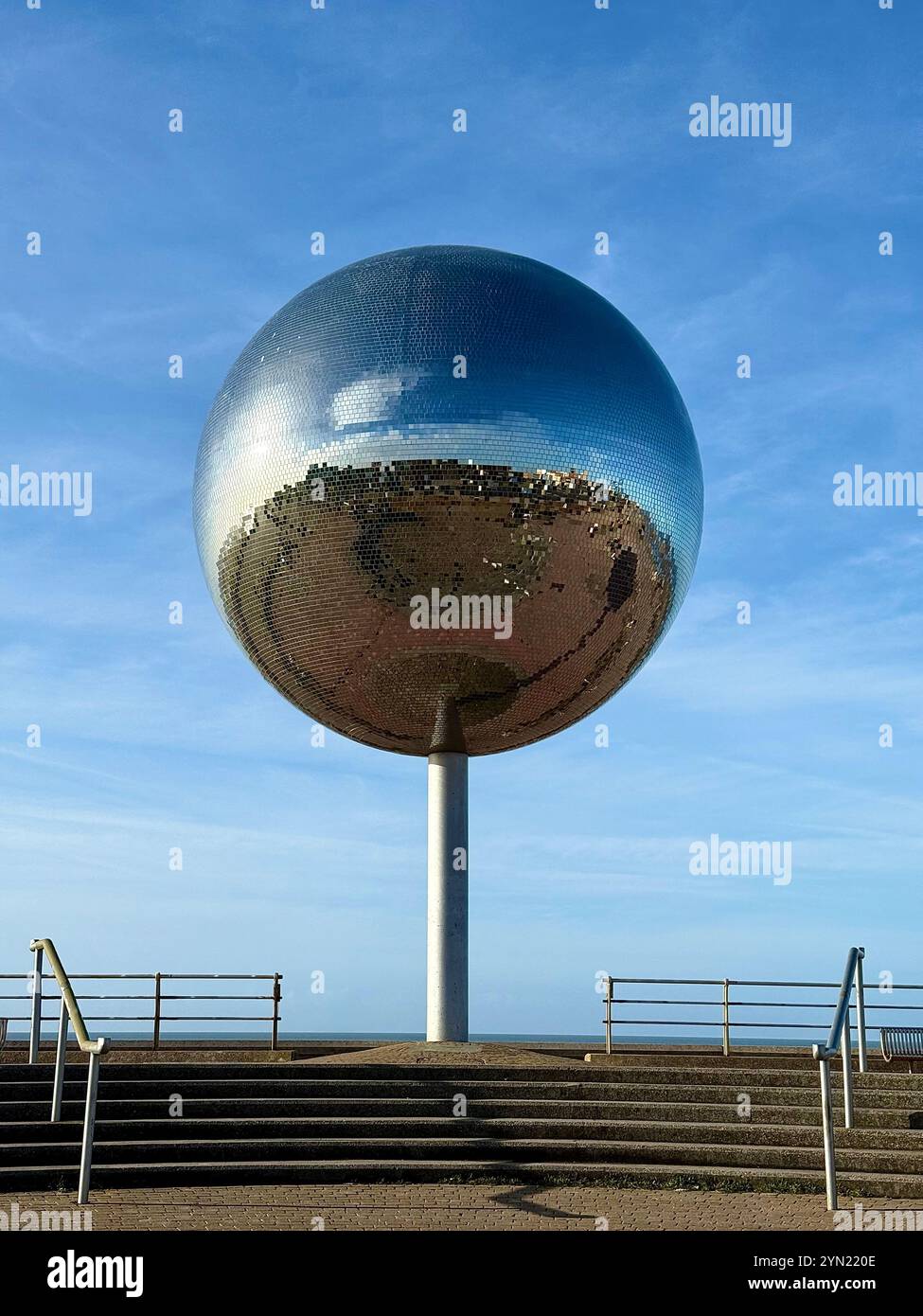 Gigantesco ballo a specchio sulla Blackpool South Promenade contro un cielo blu Foto Stock