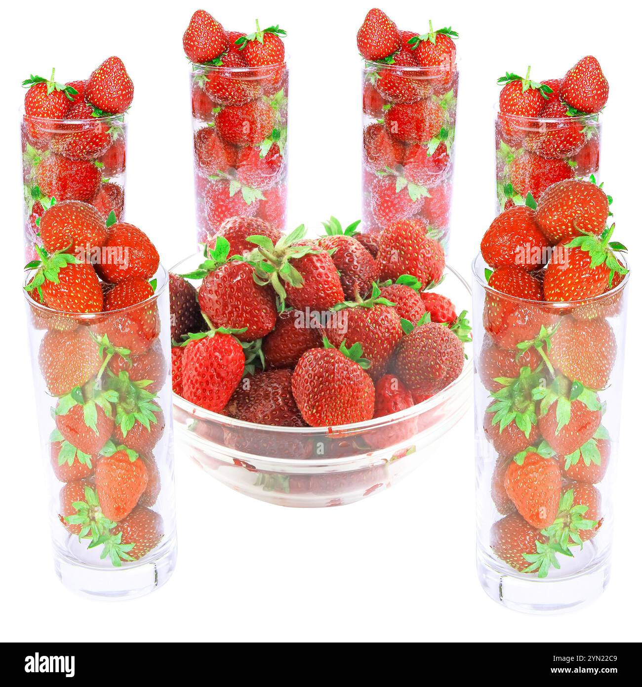 Vetro con fragole fresche e soda su sfondo bianco. Isolato Foto Stock