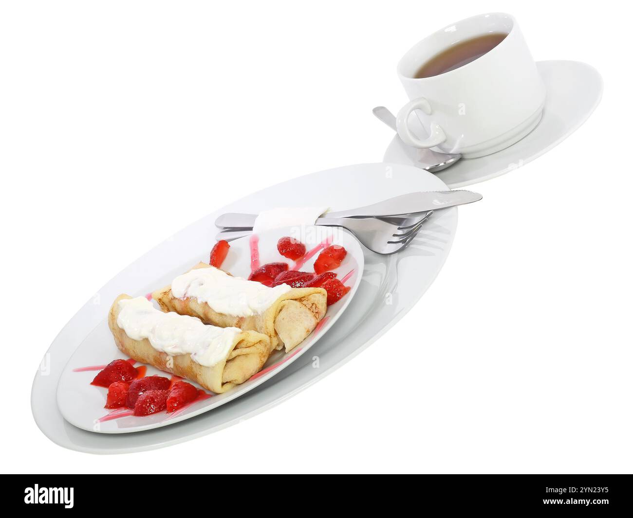 Pankcake con crema , con frutta laminati all'interno e intorno alla fragola. Isolato Foto Stock