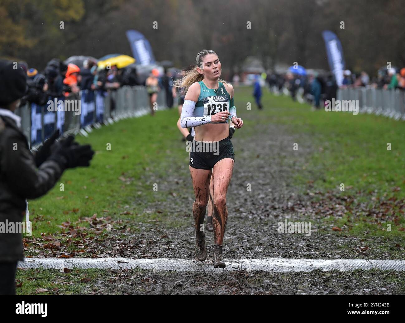 Liverpool, Regno Unito. 23 novembre 2024. Cari Hughes (1236) del Cardiff AC gareggiando nella gara senior e femminile u23 al British Athletics Cross Challenge, Sefton Park, Liverpool UK il 23 novembre 2024. Foto di Gary Mitchell Credit: Gary Mitchell, GMP Media/Alamy Live News Foto Stock