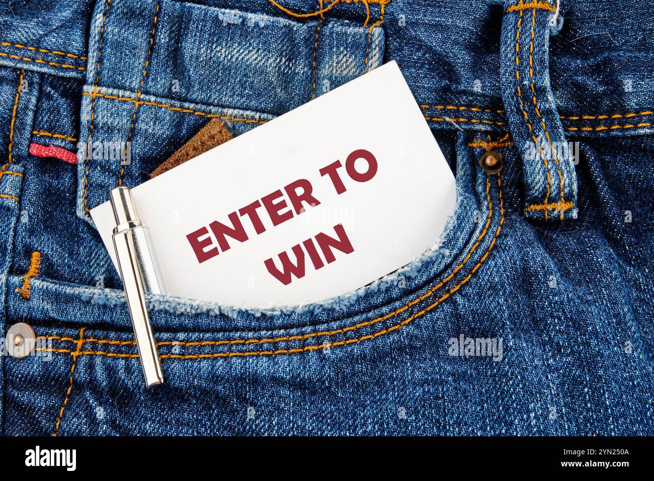 Il concetto di tecnologia e sviluppo. Frase, parola, testo INSERISCI PER VINCERE un suggerimento su un pezzo di carta dalla tasca Foto Stock