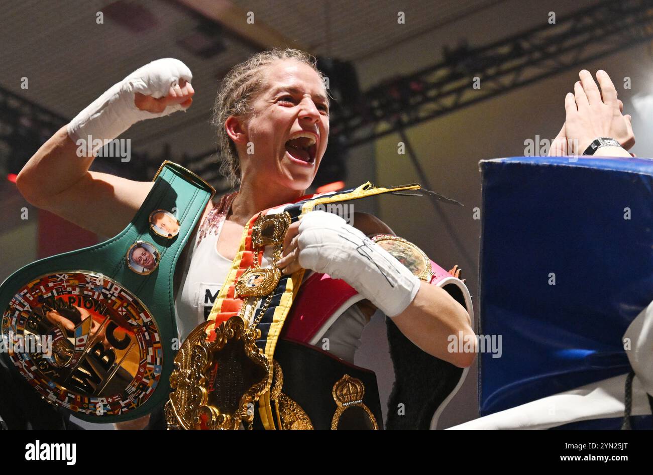 Heidelberg, Germania. 23 novembre 2024. La tedesca Tina Rupprecht celebra la sua tripletta come campionessa della World Boxing Association (WBA), del World Boxing Council (WBC) e della World Boxing Organization (WBO). Crediti: Marijan Murat/dpa/Alamy Live News Foto Stock