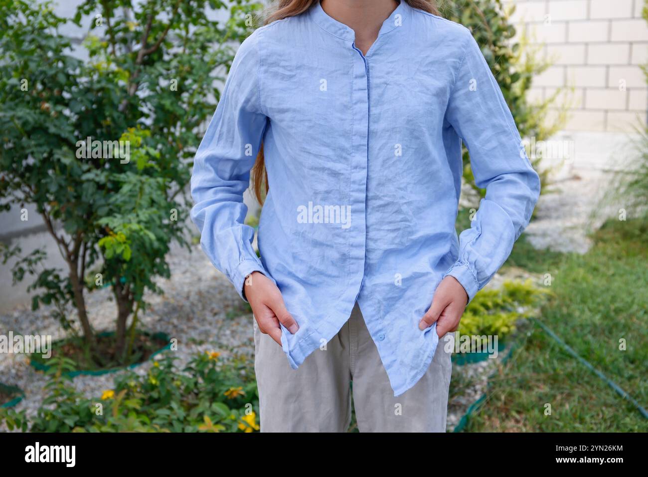 La donna indossava una camicia sgualcita. Foto Stock