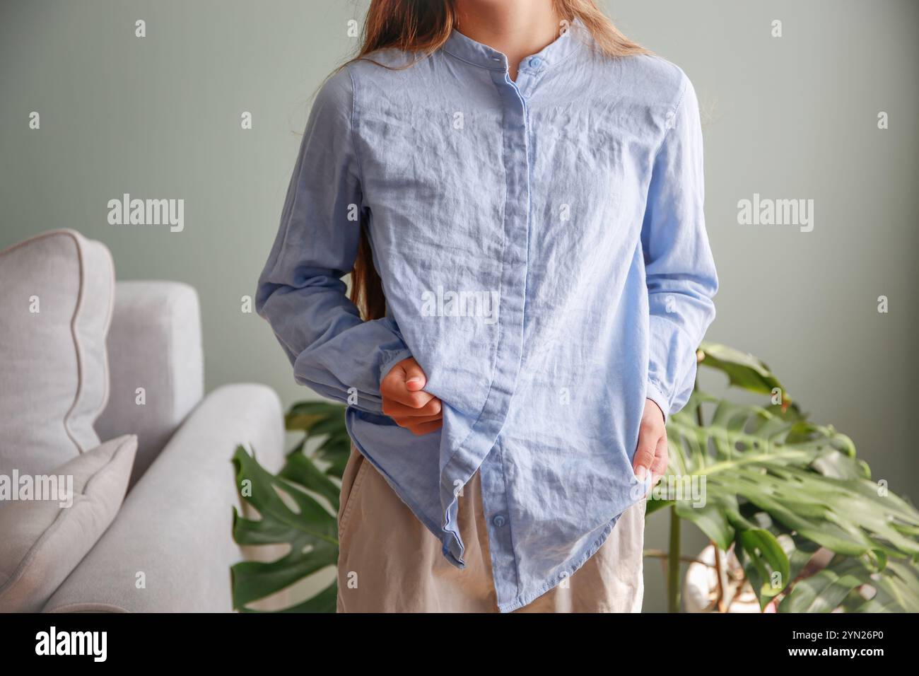 La donna indossava una camicia sgualcita. Foto Stock