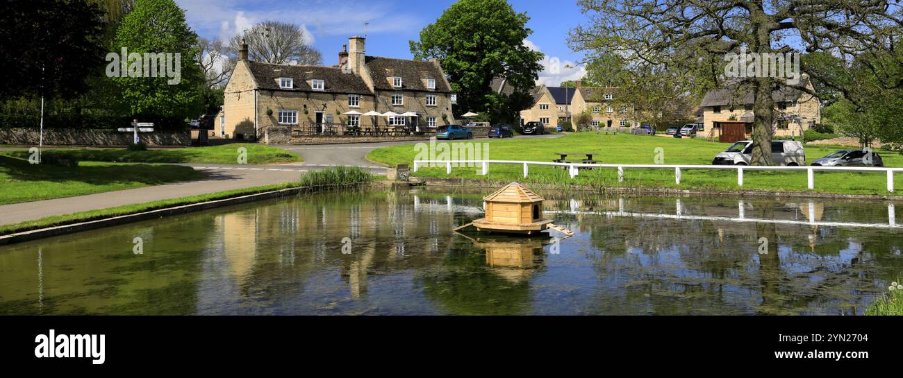 Colori estivi sul verde del villaggio e sullo stagno del villaggio Barrowden, Rutland County, Inghilterra, Regno Unito Foto Stock