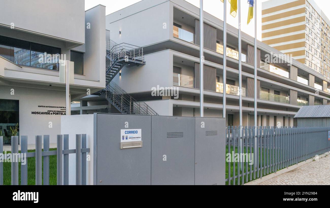 Edificio municipale del consiglio parrocchiale a Moscavide e portela, area metropolitana di lisbona, che mostra sostegno all'ucraina con la loro bandiera Foto Stock