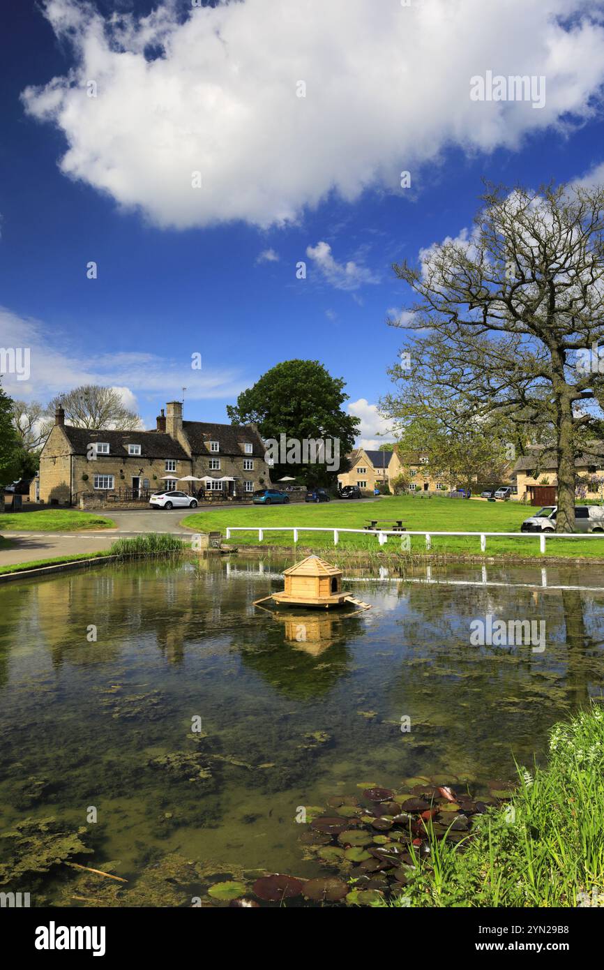 Colori estivi sul verde del villaggio e sullo stagno del villaggio Barrowden, Rutland County, Inghilterra, Regno Unito Foto Stock