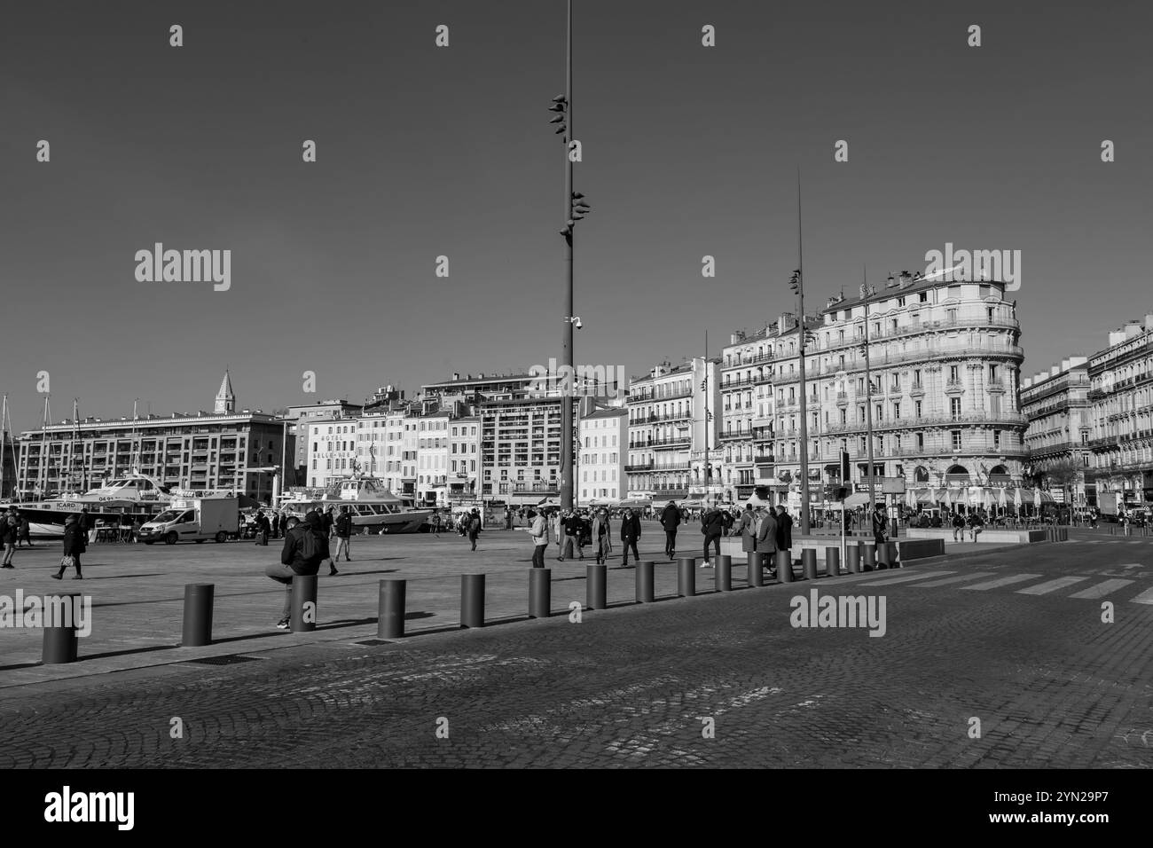 Marsiglia, Francia - 28 gennaio 2022: Il Vecchio Porto di Marsiglia circonda un vivace porto turistico per yacht, noto per i suoi eleganti hotel, caffè sul lungomare, e s. Foto Stock