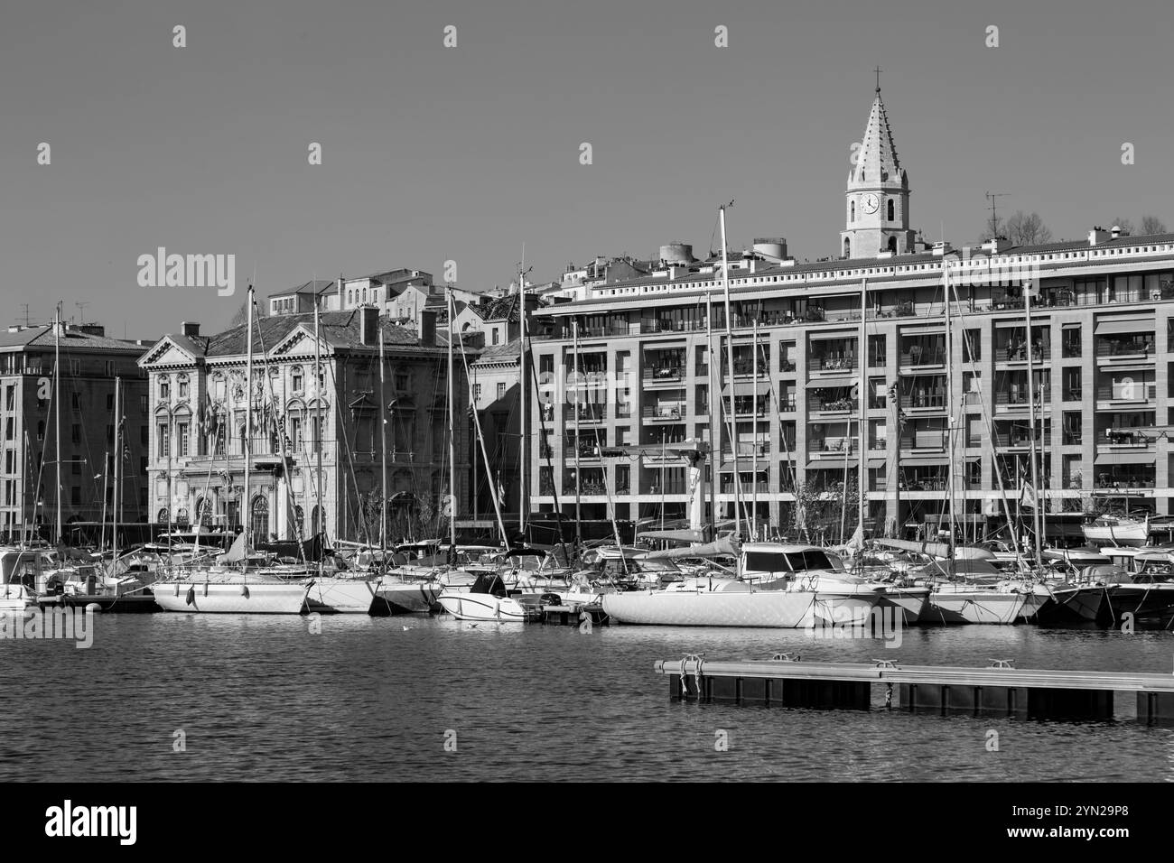 Marsiglia, Francia - 28 gennaio 2022: Il Vecchio Porto di Marsiglia circonda un vivace porto turistico per yacht, noto per i suoi eleganti hotel, caffè sul lungomare, e s. Foto Stock