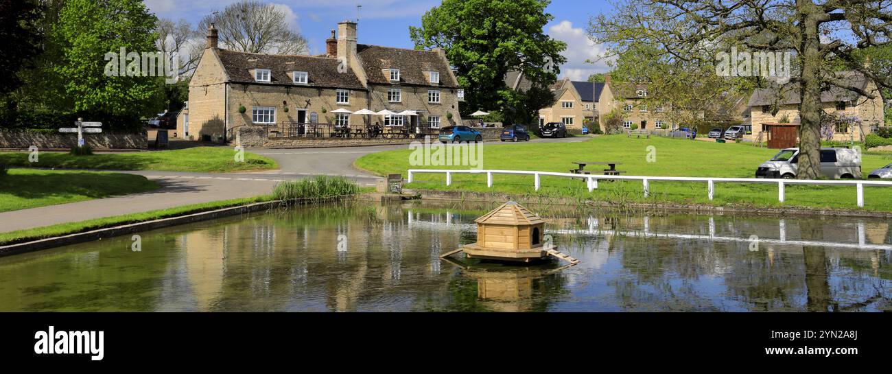 Colori estivi sul verde del villaggio e sullo stagno del villaggio Barrowden, Rutland County, Inghilterra, Regno Unito Foto Stock
