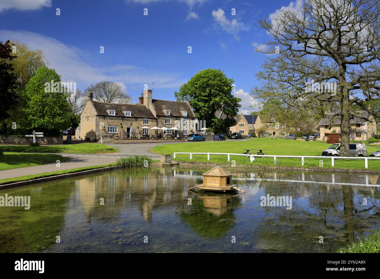Colori estivi sul verde del villaggio e sullo stagno del villaggio Barrowden, Rutland County, Inghilterra, Regno Unito Foto Stock