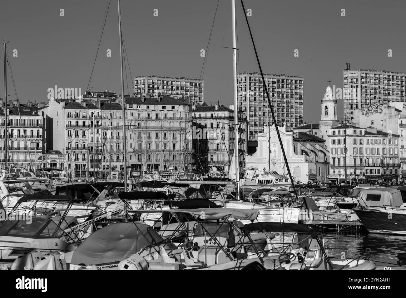 Marsiglia, Francia - 28 gennaio 2022: Il Vecchio Porto di Marsiglia circonda un vivace porto turistico per yacht, noto per i suoi eleganti hotel, caffè sul lungomare, e s. Foto Stock