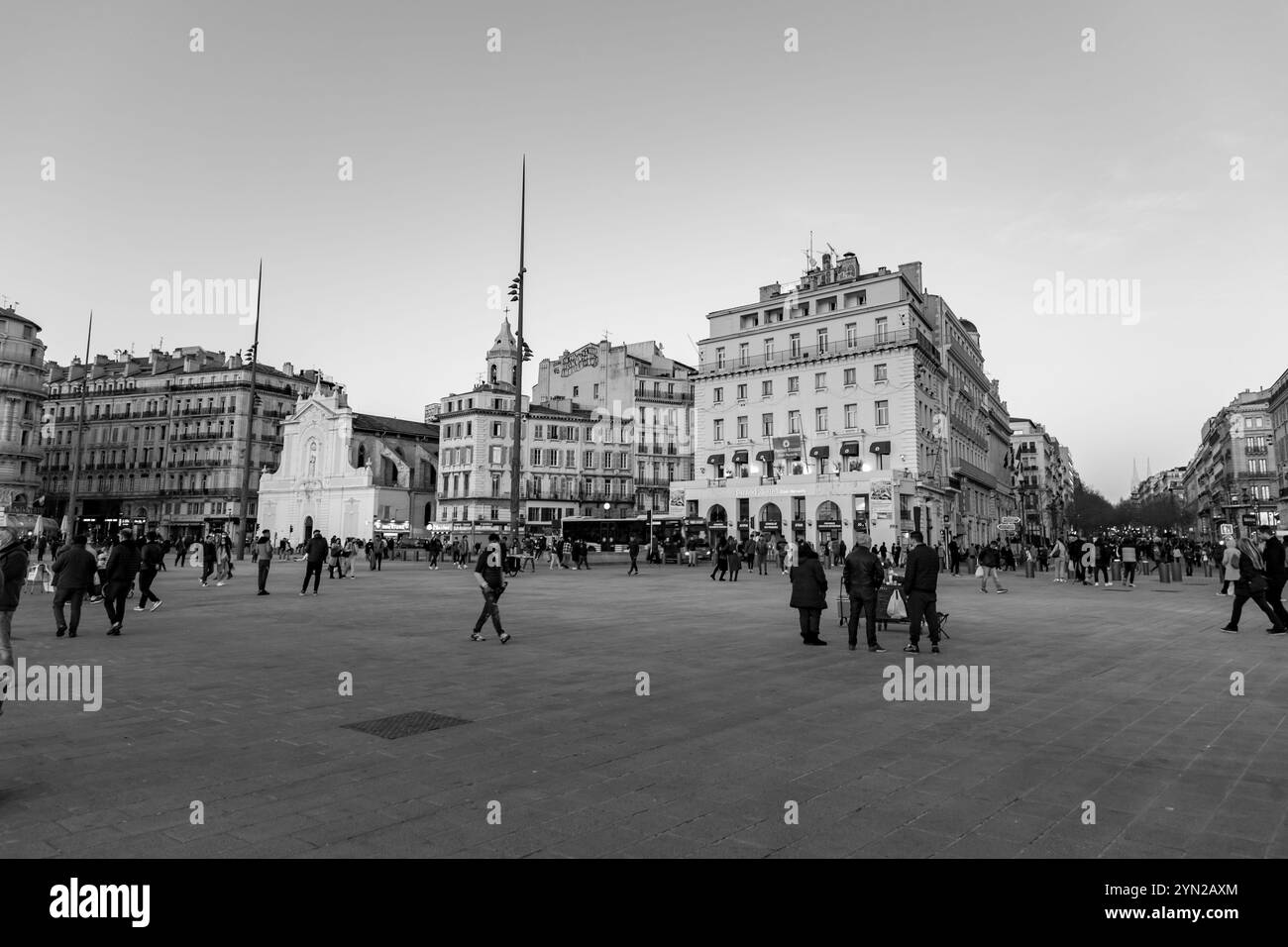 Marsiglia, Francia - 28 gennaio 2022: Il Vecchio Porto di Marsiglia circonda un vivace porto turistico per yacht, noto per i suoi eleganti hotel, caffè sul lungomare, e s. Foto Stock