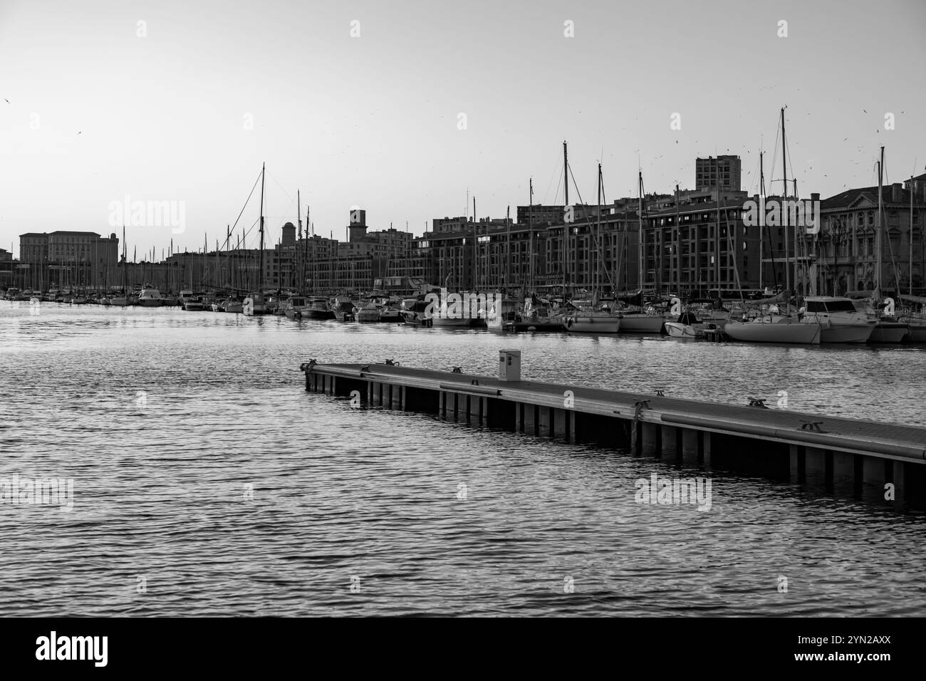 Marsiglia, Francia - 28 gennaio 2022: Il Vecchio Porto di Marsiglia circonda un vivace porto turistico per yacht, noto per i suoi eleganti hotel, caffè sul lungomare, e s. Foto Stock