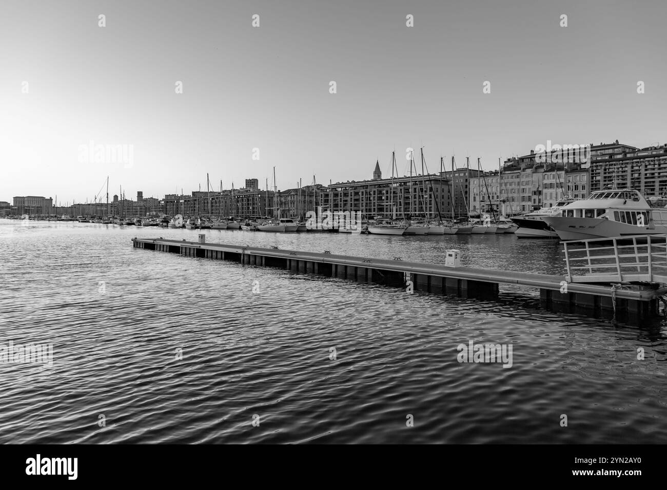 Marsiglia, Francia - 28 gennaio 2022: Il Vecchio Porto di Marsiglia circonda un vivace porto turistico per yacht, noto per i suoi eleganti hotel, caffè sul lungomare, e s. Foto Stock