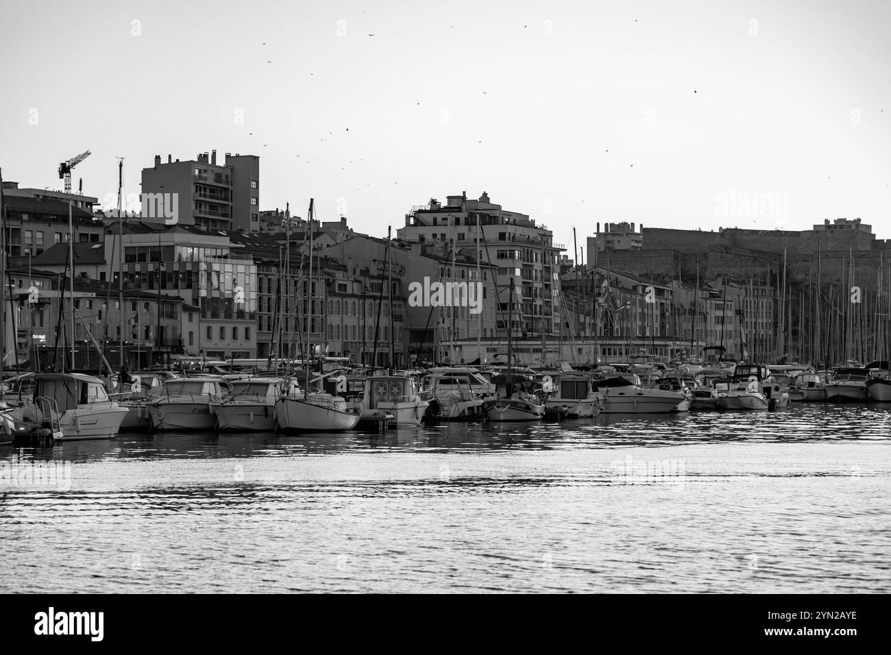Marsiglia, Francia - 28 gennaio 2022: Il Vecchio Porto di Marsiglia circonda un vivace porto turistico per yacht, noto per i suoi eleganti hotel, caffè sul lungomare, e s. Foto Stock