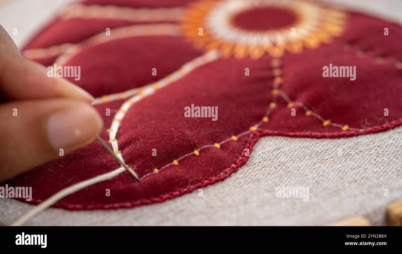 Ricamo in corso: Artista cucito a mano al lavoro Foto Stock