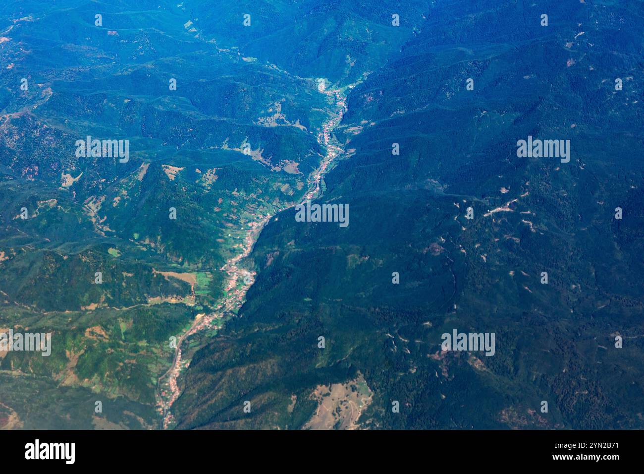 Vista aerea di una regione montuosa con una linea di faglia prominente che attraversa il centro. Paesaggio che separa diverse formazioni geologiche Foto Stock