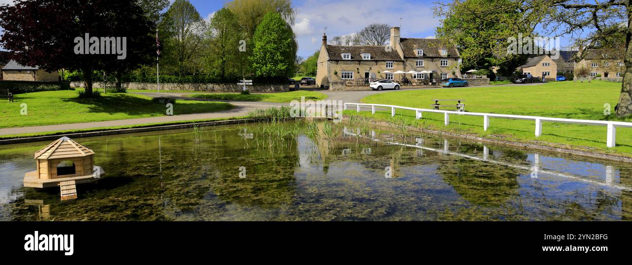Colori estivi sul verde del villaggio e sullo stagno del villaggio Barrowden, Rutland County, Inghilterra, Regno Unito Foto Stock