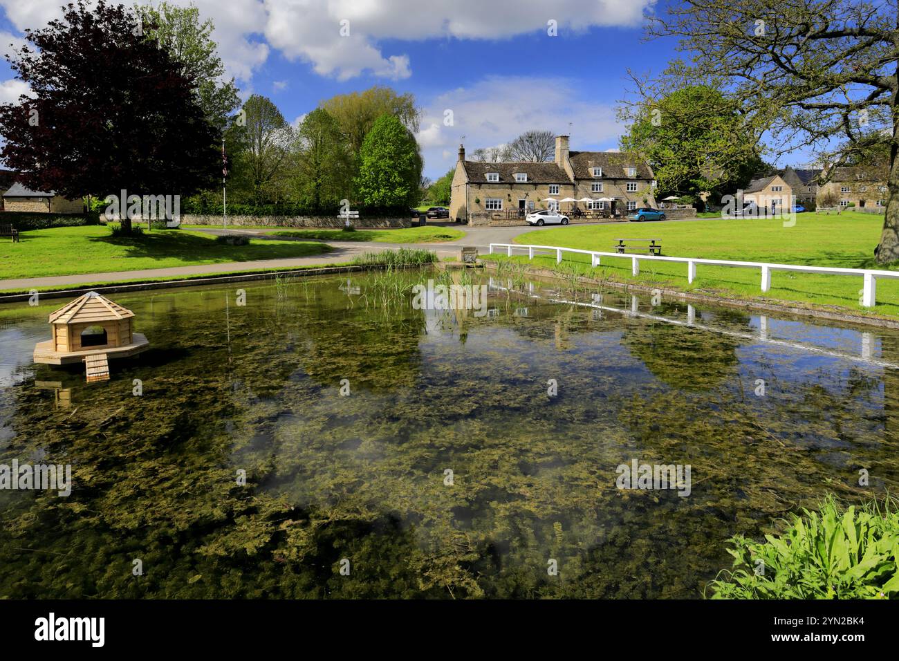 Colori estivi sul verde del villaggio e sullo stagno del villaggio Barrowden, Rutland County, Inghilterra, Regno Unito Foto Stock