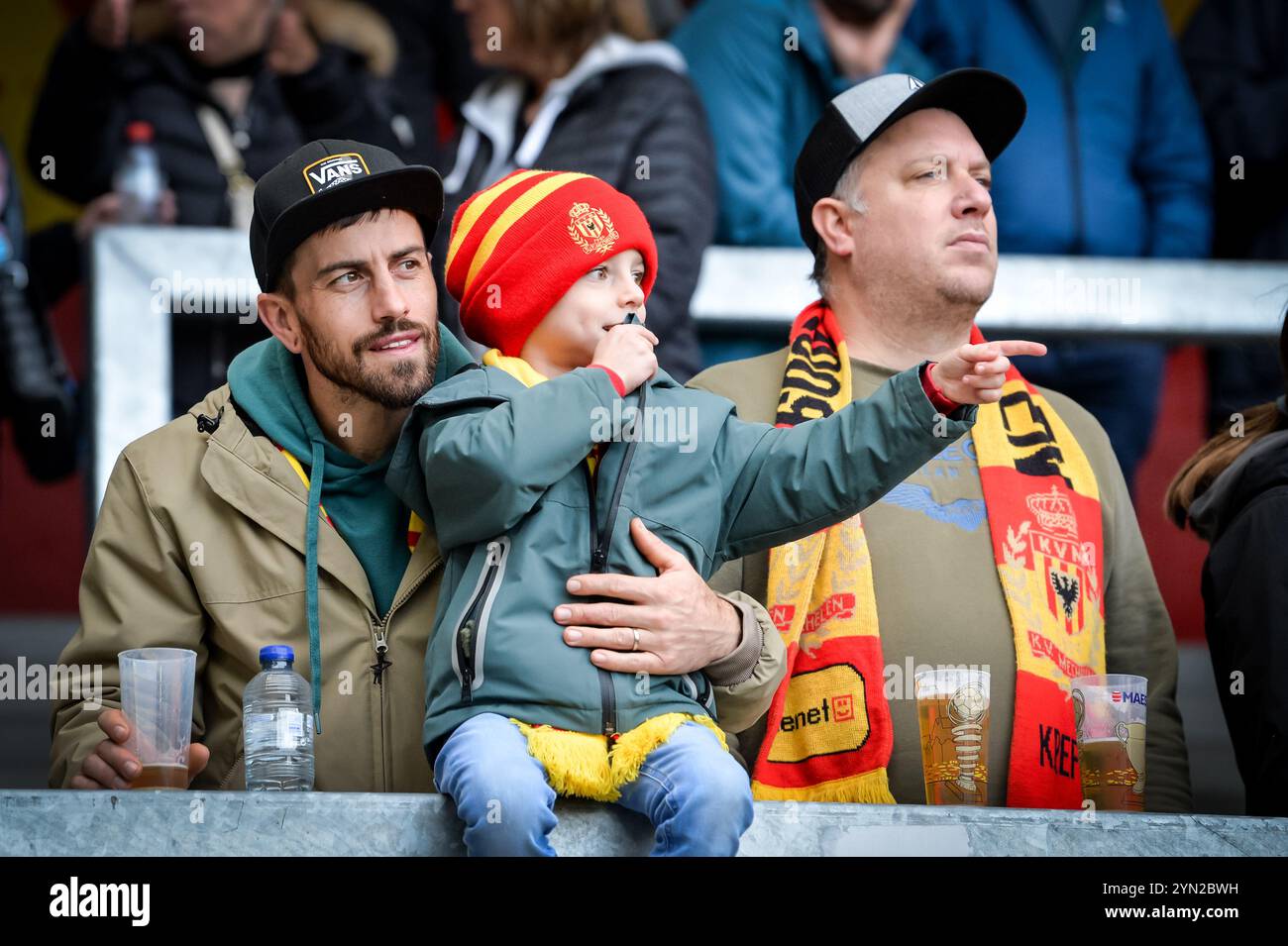 Mechelen, Belgio. 24 novembre 2024. I tifosi di Mechelen nella foto durante una partita di calcio tra KV Mechelen e Beerschot va, domenica 24 novembre 2024 a Mechelen, il giorno 15 della stagione 2024-2025 della "Jupiler Pro League" prima divisione del campionato belga. BELGA FOTO JILL DELSAUX credito: Belga News Agency/Alamy Live News Foto Stock