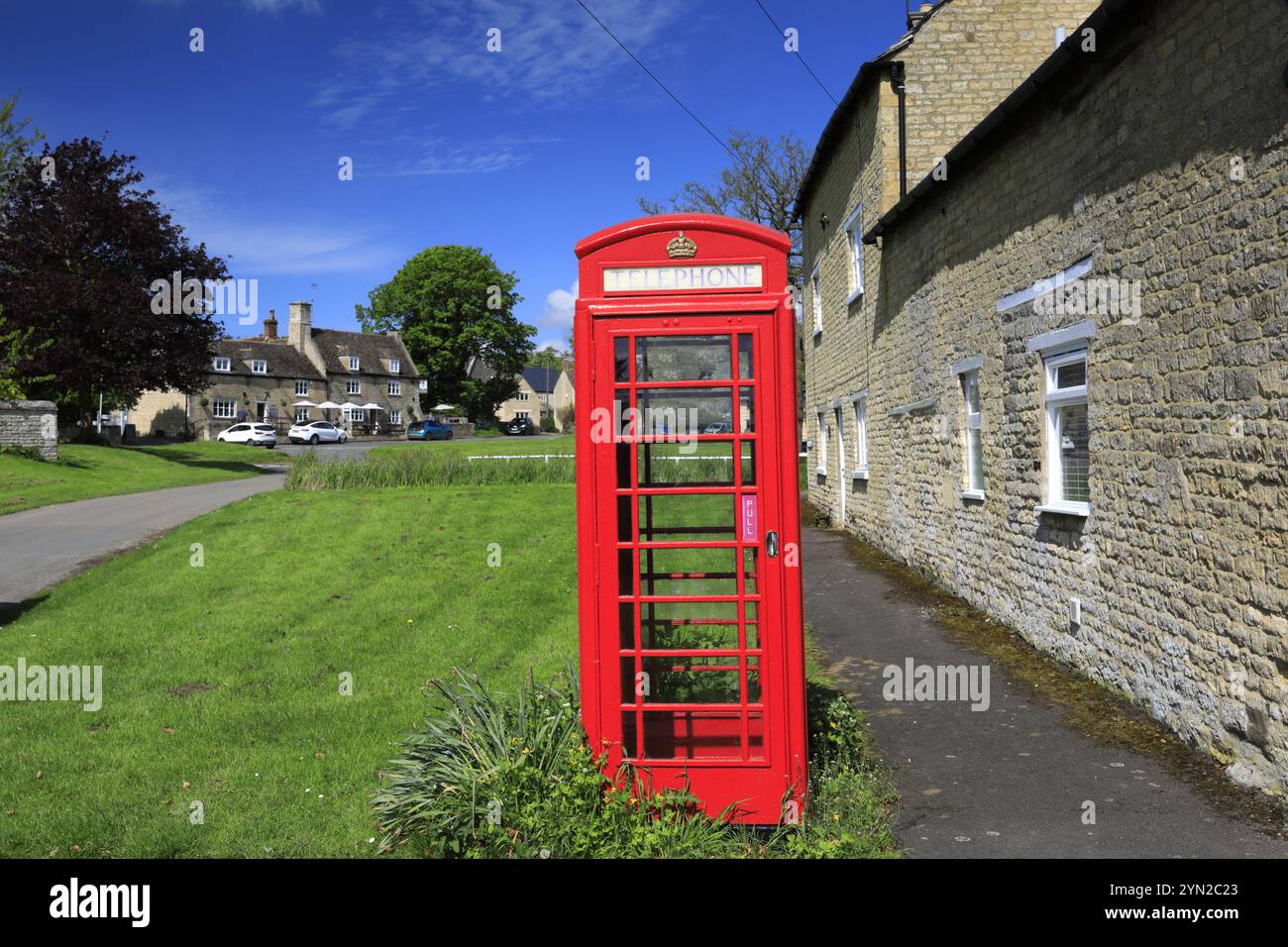 Colori estivi sul verde del villaggio e sullo stagno del villaggio Barrowden, Rutland County, Inghilterra, Regno Unito Foto Stock