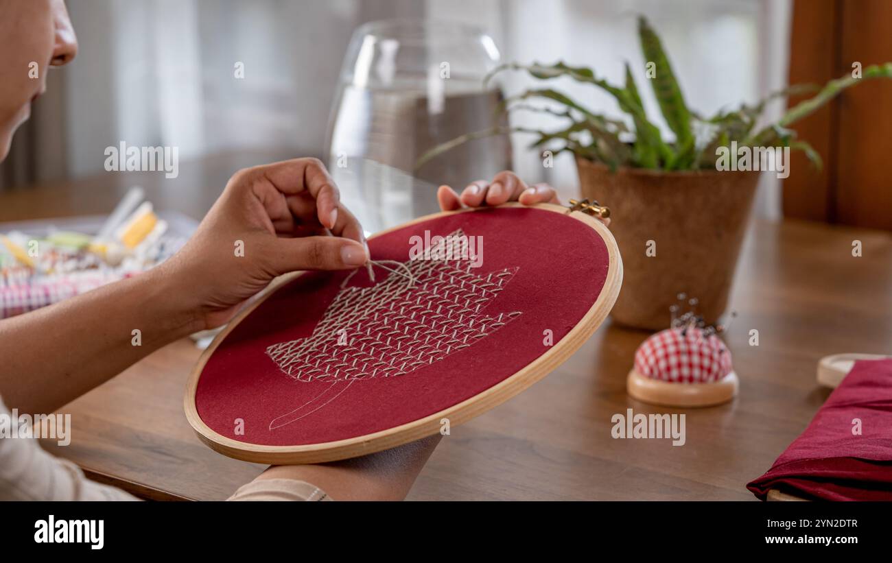 Ricamo a foglia rilassante: Un hobby perfetto per la cucitura a mano a casa Foto Stock