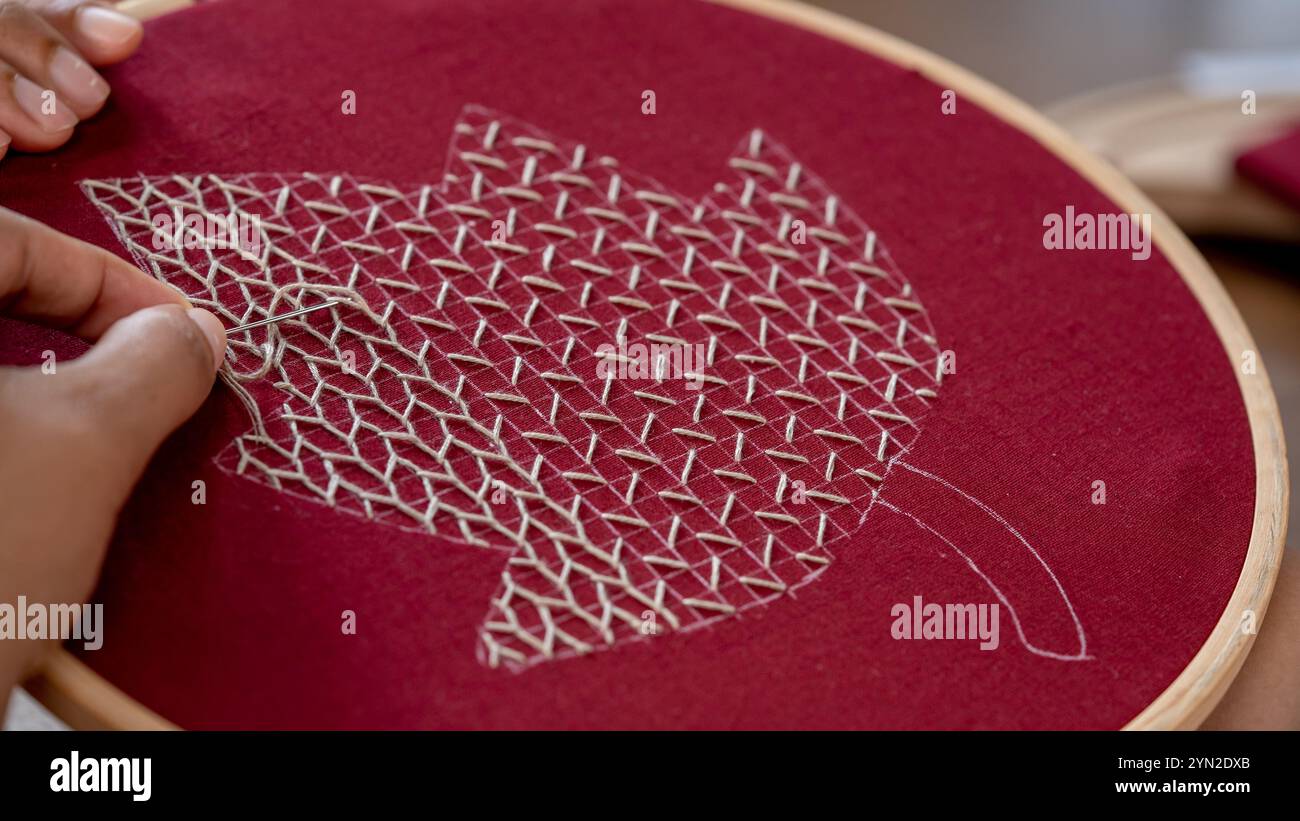 Ricamo a foglia rilassante: Un hobby perfetto per la cucitura a mano a casa Foto Stock