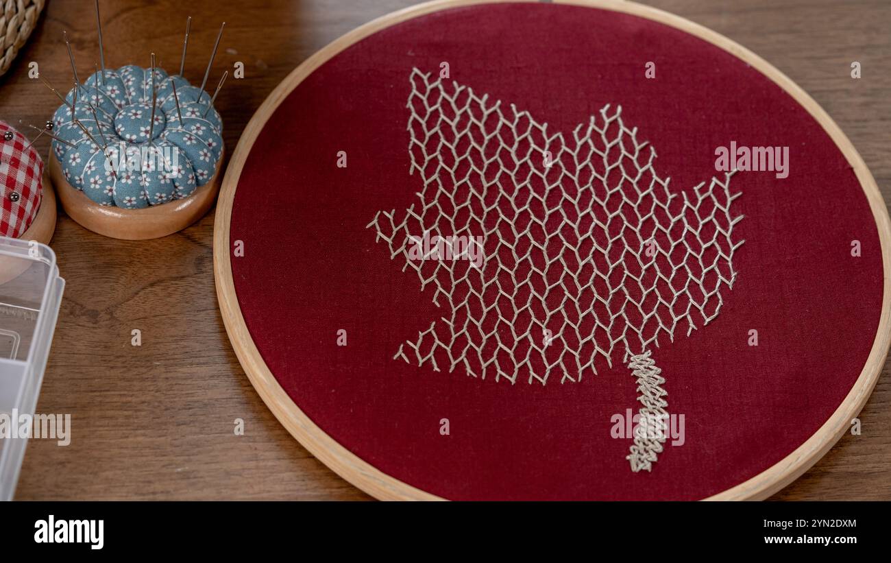 crea splendide foglie artistiche con ricami a mano su un profondo marrone Foto Stock