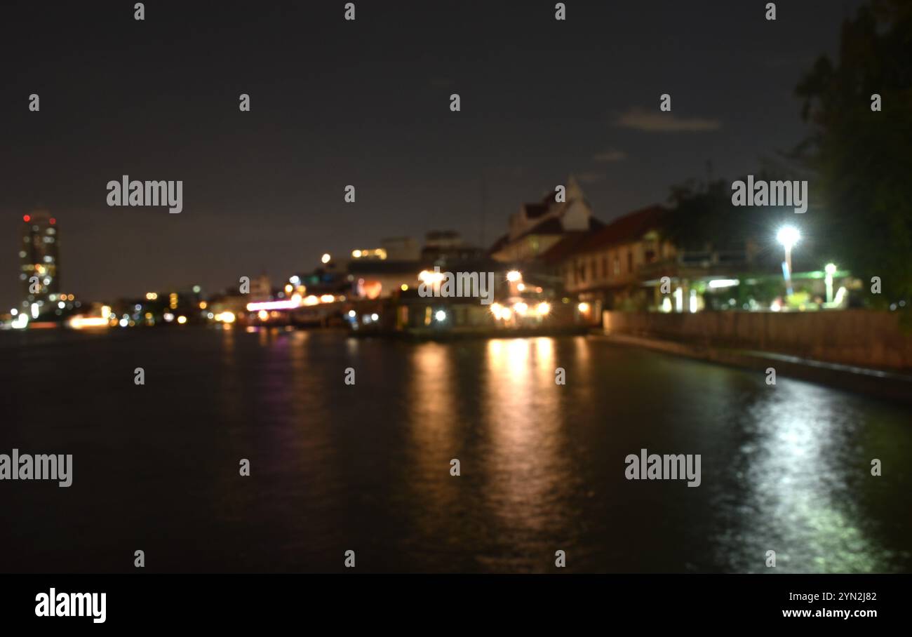 Sfocatura della lampadina sulla strada del fiume in Thailandia Foto Stock