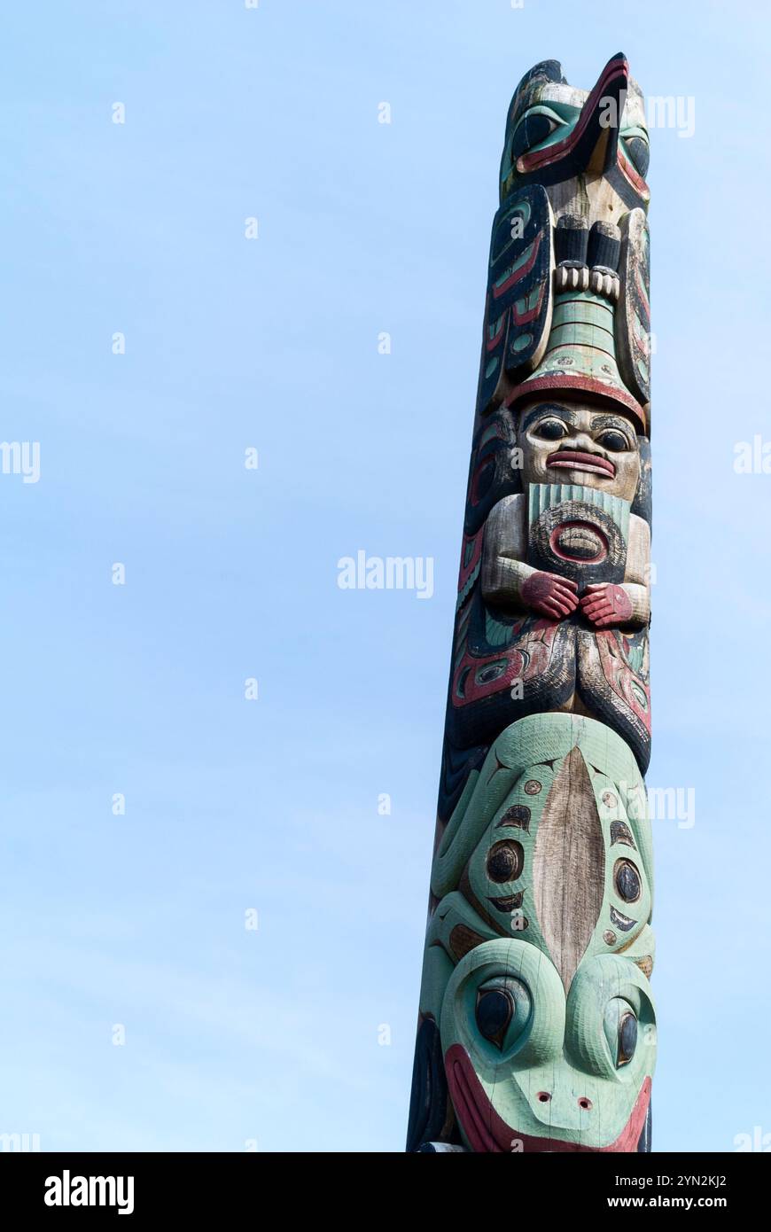 L'autentico totem Tlingit in mostra nel Sitka National Historical Park a Sitka, Alaska, Stati Uniti, il Sitka National Historical Park è uno storico nazionale Foto Stock