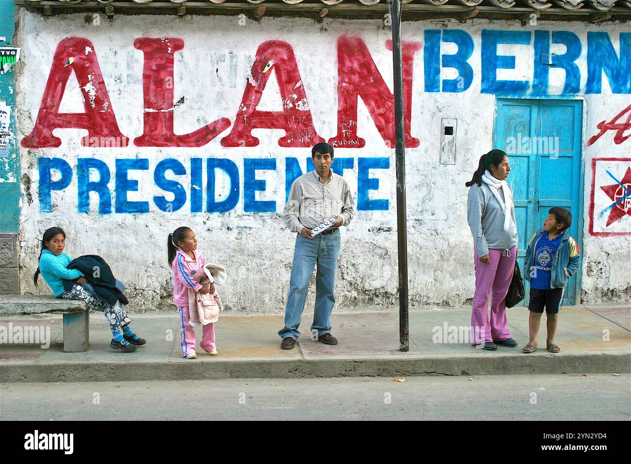 Una famiglia che aspetta ad una fermata dell'autobus nella città di Abancay, negli altopiani andini del Perù. Foto Stock