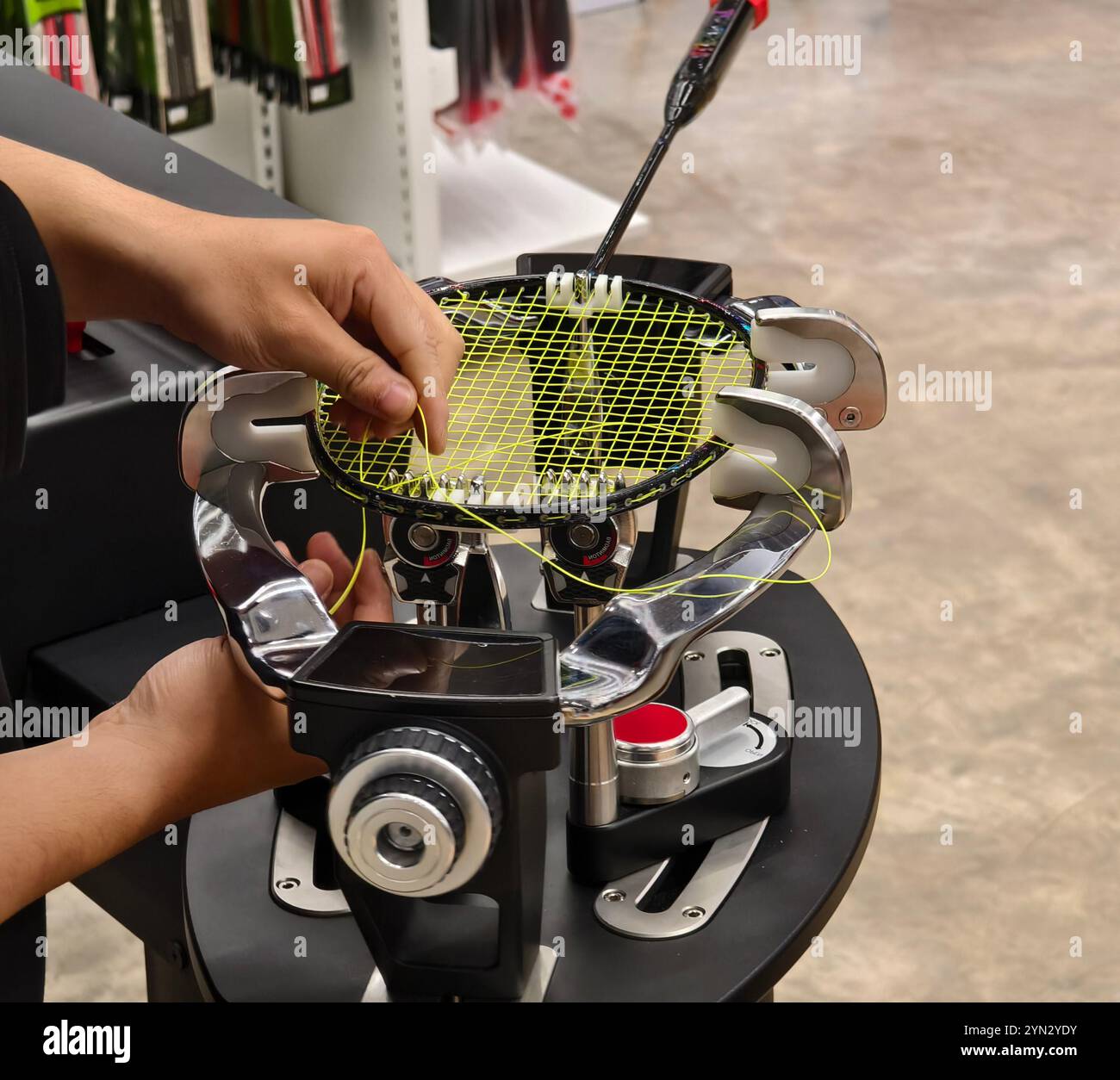 Indossa una racchetta da badminton su una macchina per stringere a racchetta. Foto Stock